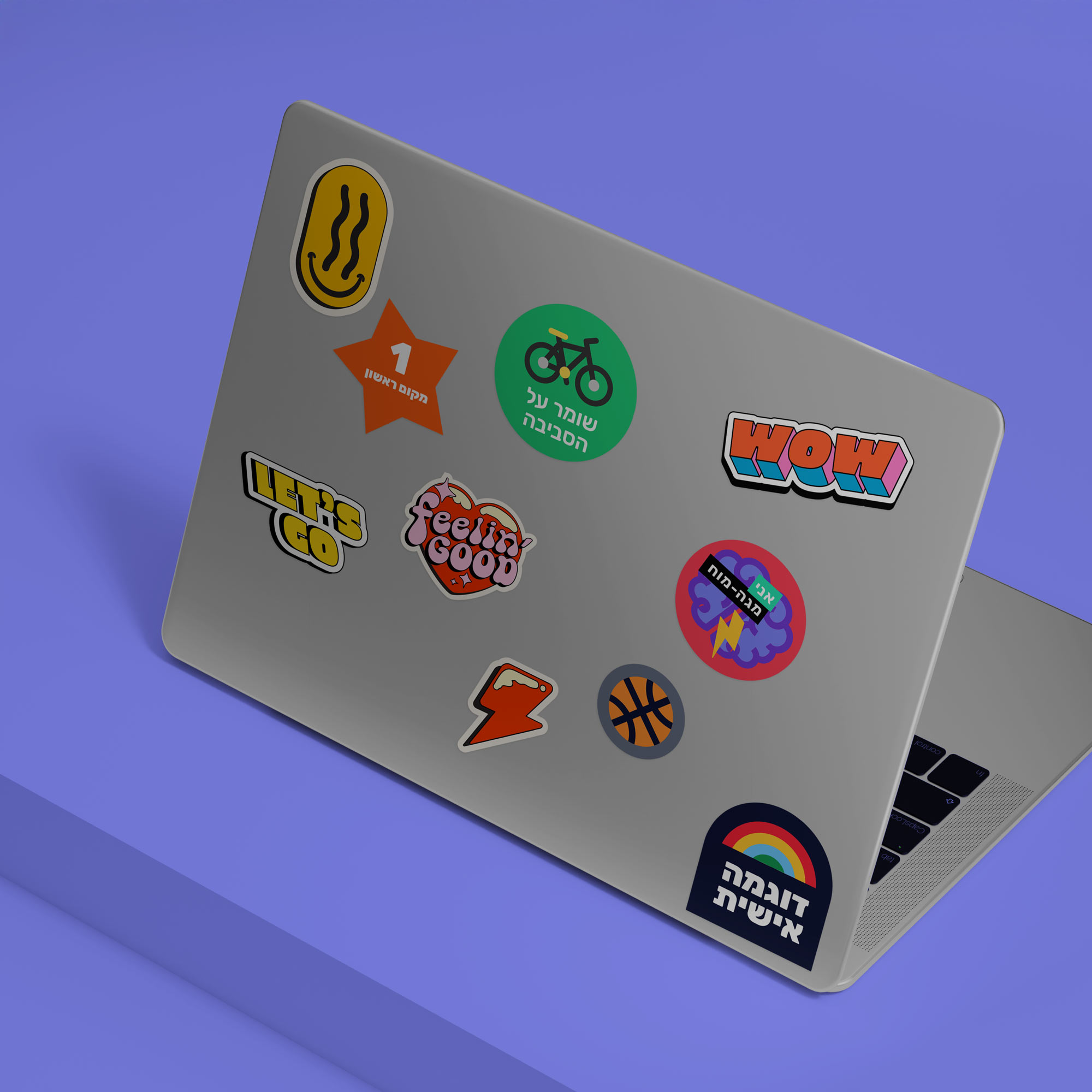 מדבקות למחשב נייד עם מסרים חיוביים, ביניהן מדבקת שומר על הסביבה ומדבקת מקום ראשון