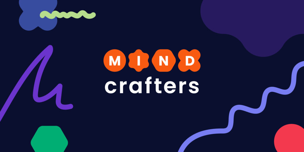 תצוגה של לוגו 'MIND crafters'. המילה 'MIND' מופיעה באותיות לבנות בתוך ארבע צורות דמויות פרח או כוכב בצבע כתום-אדום. המילה 'crafters' נמצאת מתחתיה באותיות לבנות. הרקע כהה, ומסביב ללוגו יש צורות גרפיות מופשטות וצבעוניות בצבעי סגול, ירוק-ליים וכחול
