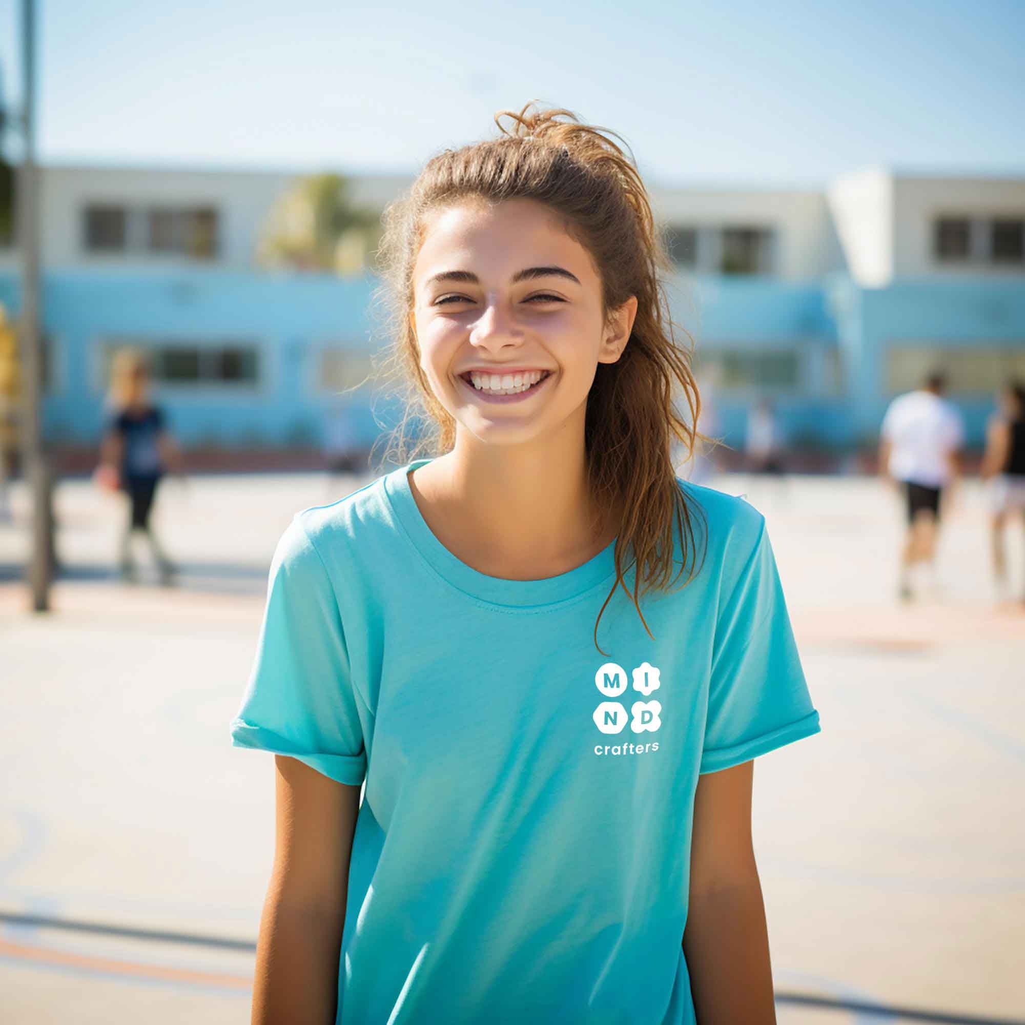 תלמידה לובשת חולצה ממותגת באותו קו כמו כל המיתוג העסקי